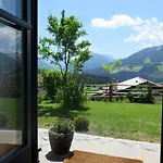 惹登斯腾奈公寓 * 斯拉德明